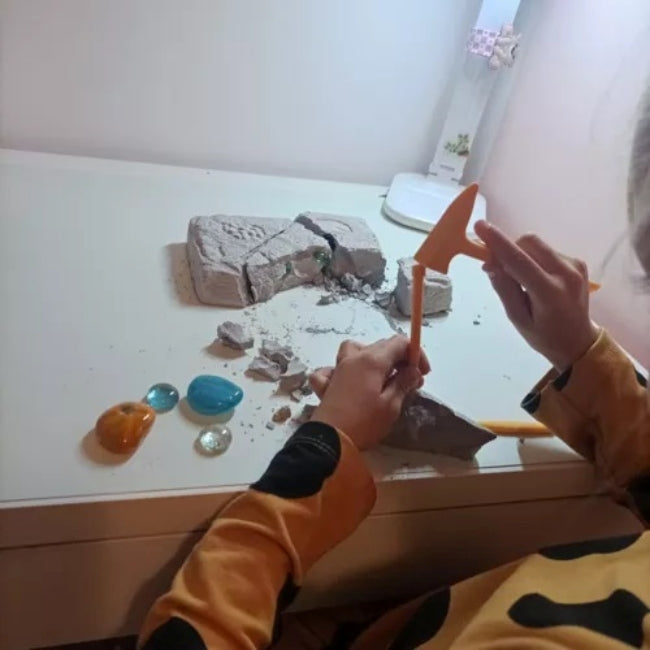 Set mina de cristale pentru copii CLASStitude, jucarie interactiva si educativa, include roca, ciocan, dalta, perie, stimuleaza imaginatia, 16.5 x 12 x 3.2 cm, Gri