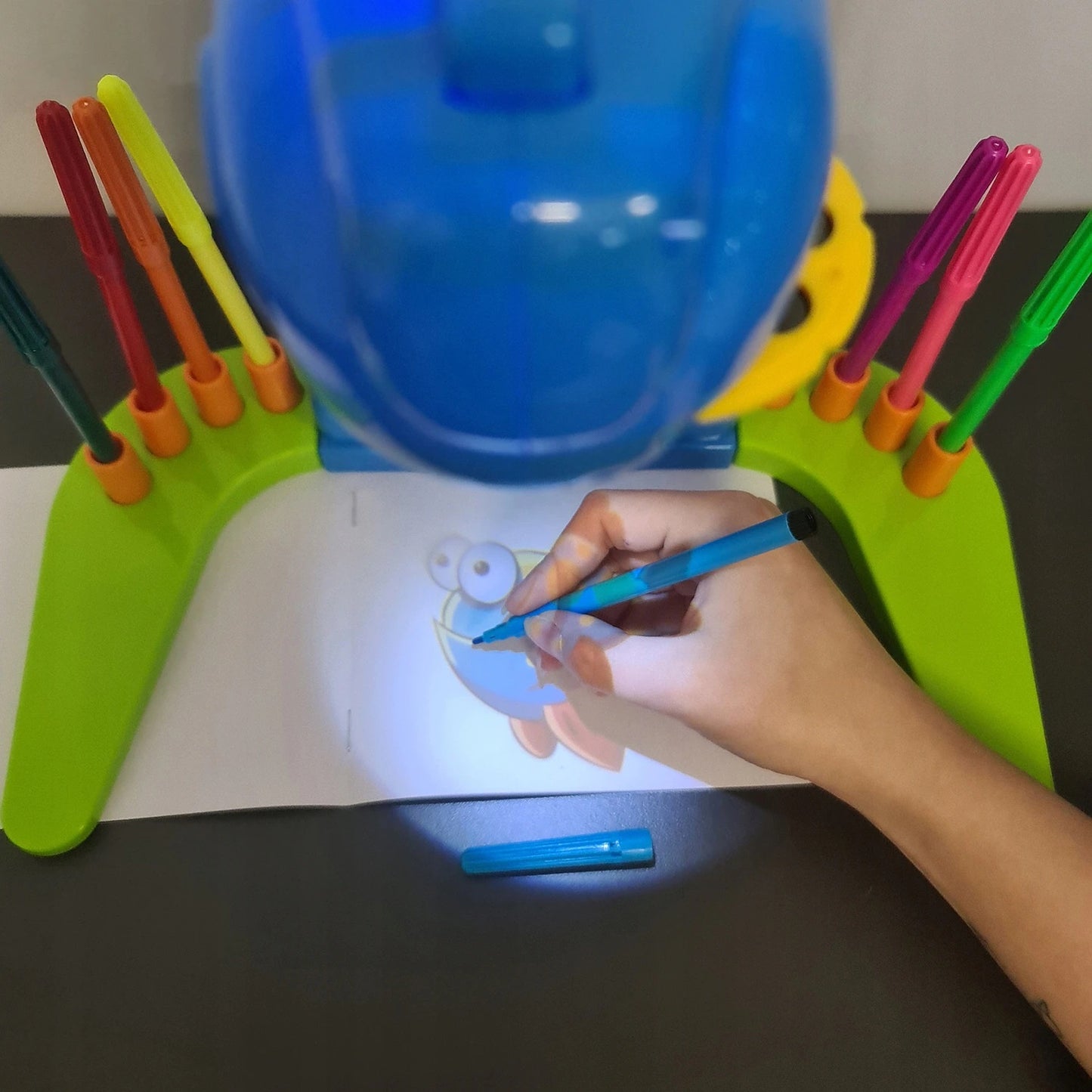 Set proiector pentru desen cu imagini luminate CLASStitude, 32 imagini, 12 markere, carte de desen, inaltime reglabila, Albastru / Verde