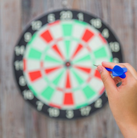 Set 12 Sageti Dart Profesionale idealSTORE, Fabricate din Material de Inalta Calitate, Include 200 Varfuri Moi, Lungime 10 cm, Grosime 0, 8 Grosime, Dezvolta Dexteritatea si Abilitatile Manuale