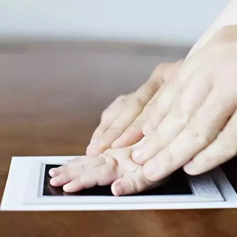 Kit amprenta cu tus, non-toxic, pentru bebelusi, dimensiuni amprenta 5.7 x 9.9 cm, negru Sim Online