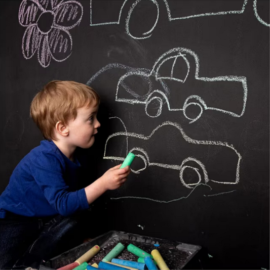 Tabla Scolara Neagra cu Creta Autoadeziva idealSTORE, Pentru Scris si Desenat, Include Creta alba si Colorata, Usor de Lipit, Reutilizabila, Curatare Rapida, Rezistenta la Apa, Dezvolta Creativitatea Copilului
