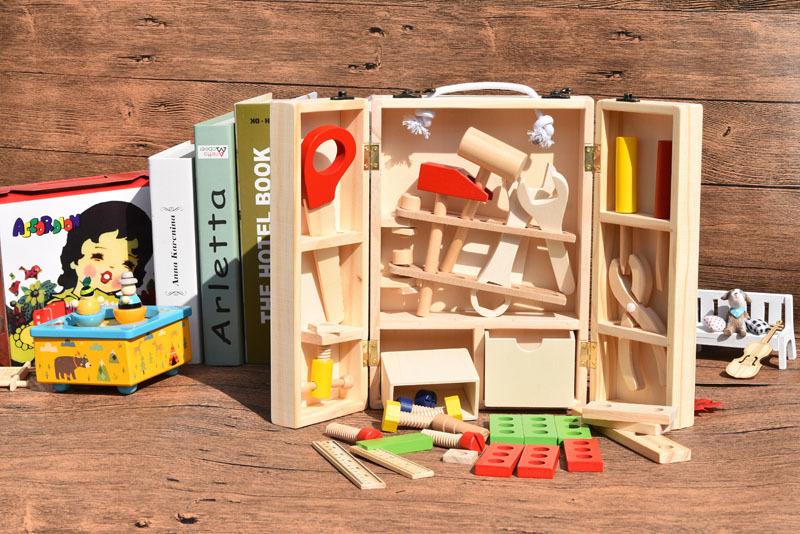 Trusa de scule din lemn cu 40 de accesorii, dimensiuni trusa 30 x 20 cm